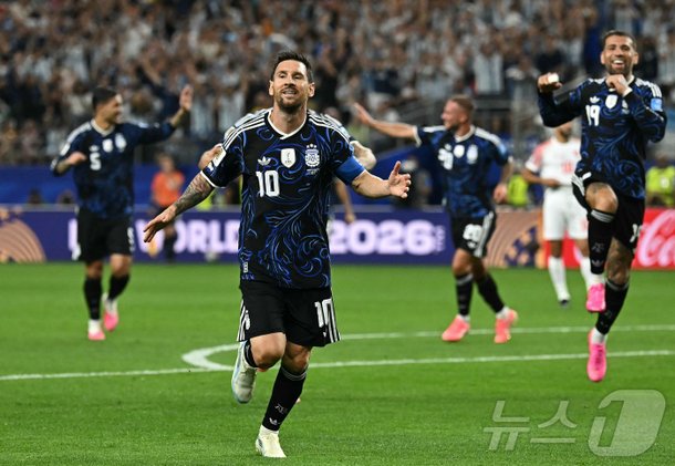 '축구 신' 메시, 조별리그 전 경기 득점