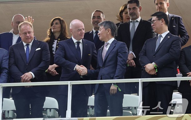 '홍길동' FIFA 회장, 17일간 5만㎞ 비행…온실가스 배출 논란