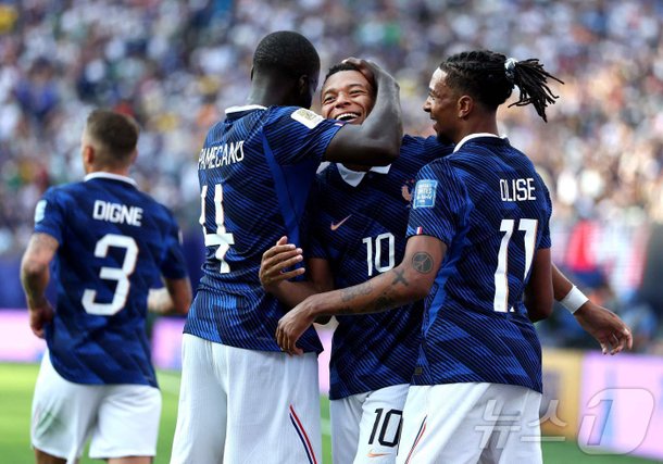 '우승 후보' 프랑스, 스웨덴 3-0 꺾고 16강행…음바페 멀티골[월드컵]