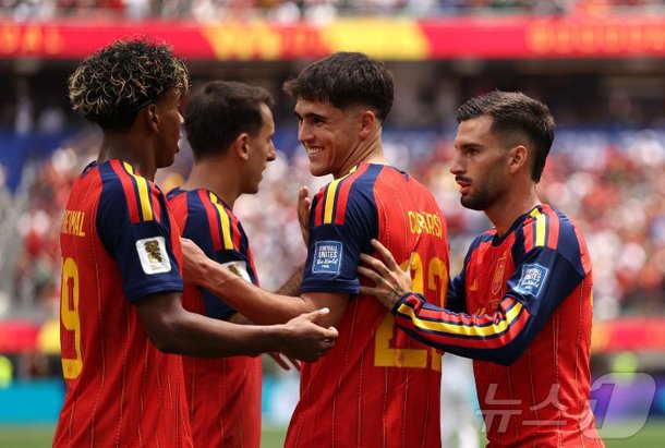 '우승후보' 스페인, 오야르사발 멀티골로 오스트리아 3-0 제압…16강행