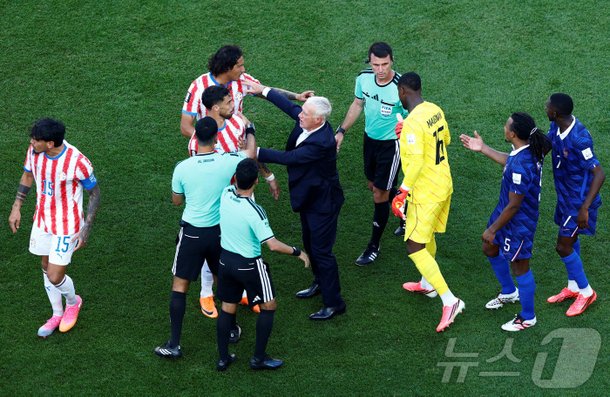파라과이 '더러운 축구'에 들끓는 프랑스…돌아가신 어머니까지 '모욕'