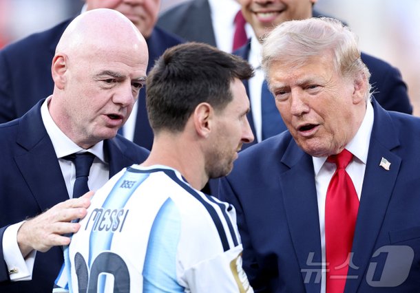 트럼프 美 대통령·인판티노 FIFA 회장 사이 지나는 메시
