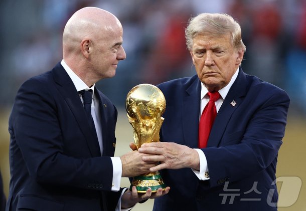 IOC, '친트럼프' FIFA 회장 조사 안 한다…"관할 밖 일"