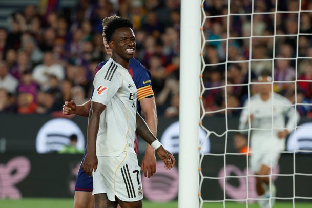 경기도 지고, 매너도 진 비니시우스…엘 클라시코서 바르샤 팬들에게 'UCL 15회 우승' 손짓 취하며 비판 자초